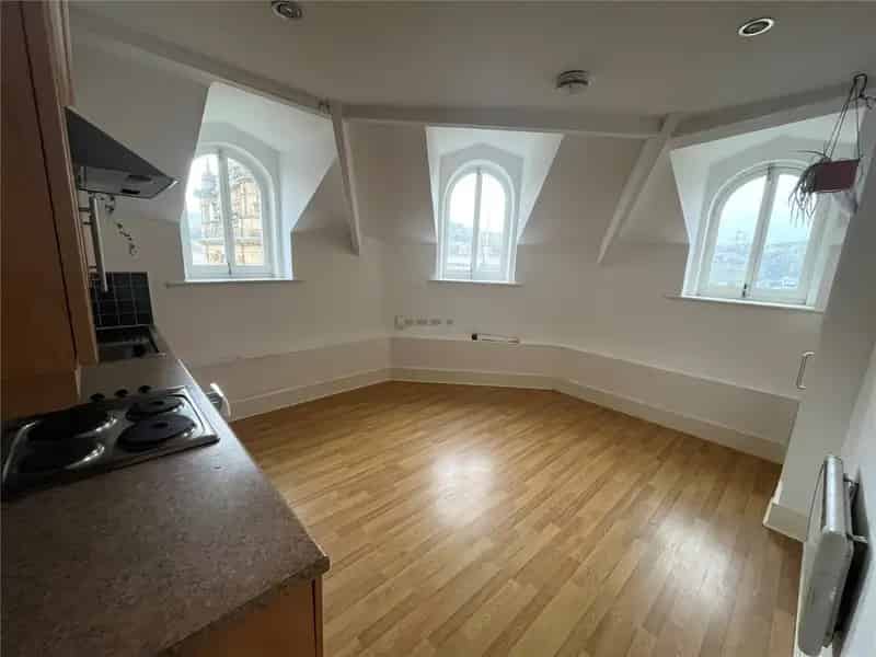 One Double Bedroom Penthouse Apartment Town Centre