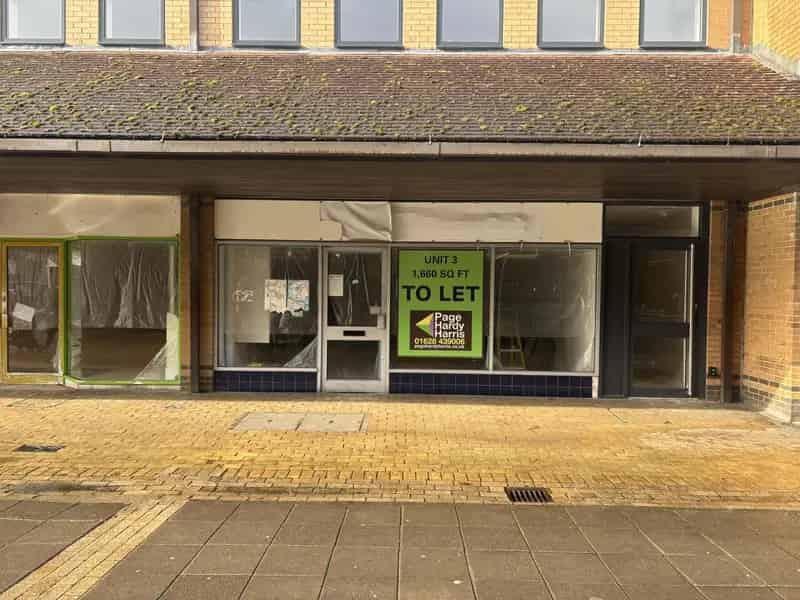 Retail Unit Woodley Town Centre - Open Plan - One Parking Space
