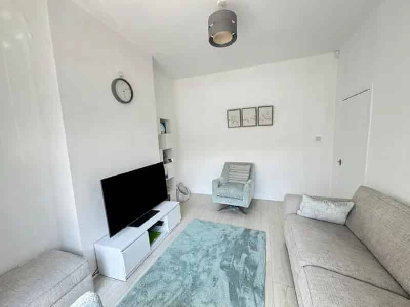 3 Bedroom Mid Terrace House For Sale