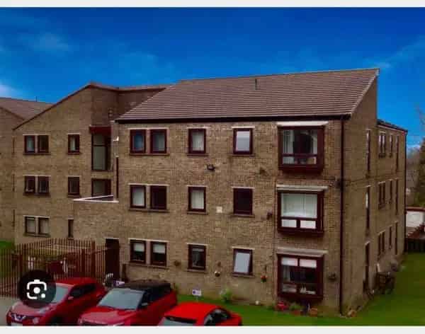 Spacious 2 Bed Flat Near Parks with Communal Garden
