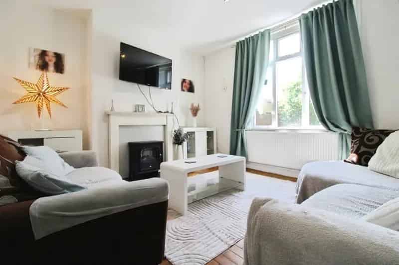 3 Bedroom Terraced House Near Taff Trail and Hospital