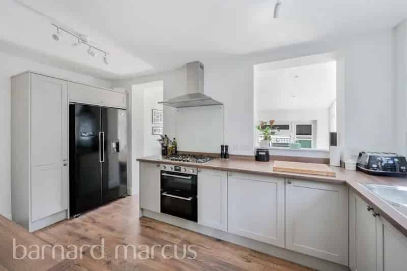 3 Bed House with Modern Kitchen and Garden