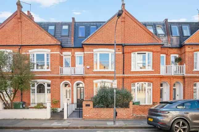 Terraced House for Sale in London SW6