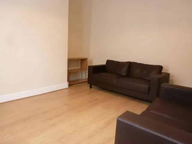 2 Double Bedroom Terraced House Near Burley Park Train Station Leeds
