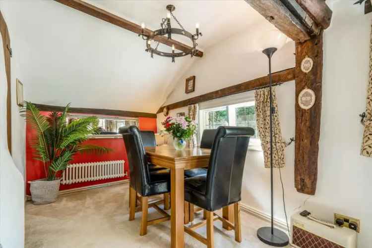 Charming Thatched Cottage in North Hampshire