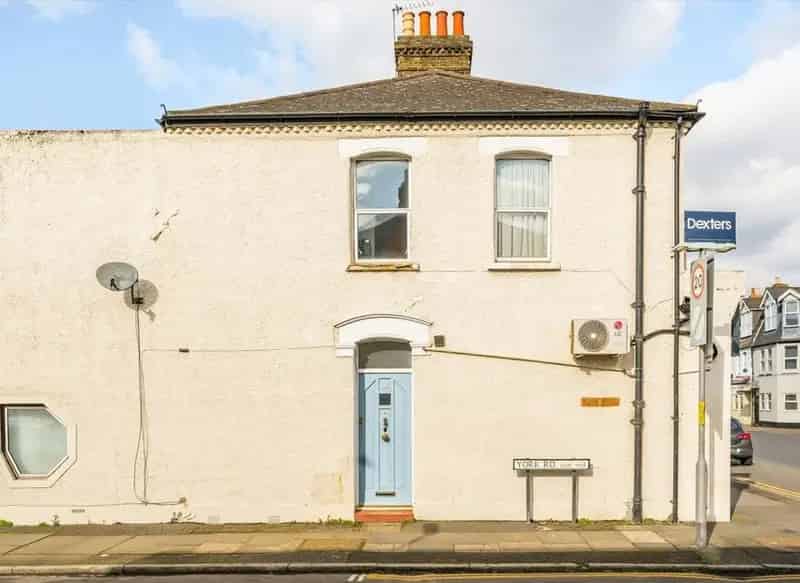 Large Split Level Double Bedroom Apartment Near South Park Gardens