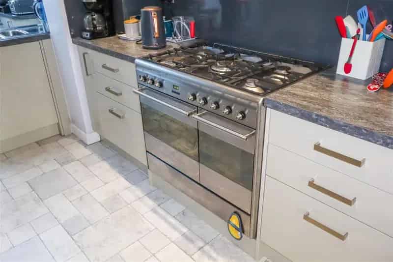 4 Bed Detached House Near Beach - Orangery & Garage