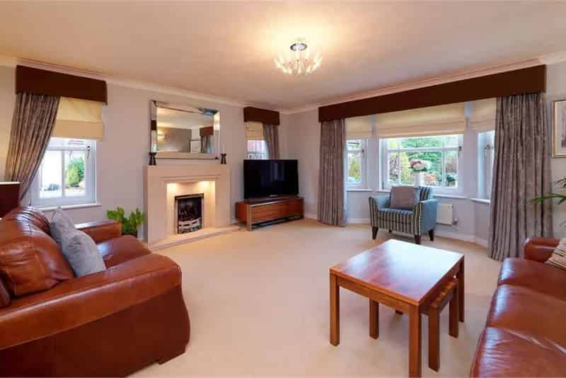 4 Bed Detached House with 3 Reception Rooms and Double Garage