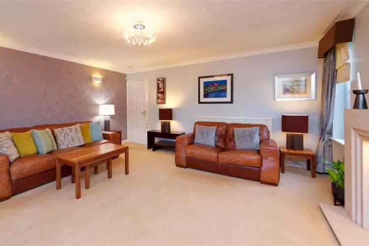 4 Bed House - Detached with 3 Reception Rooms