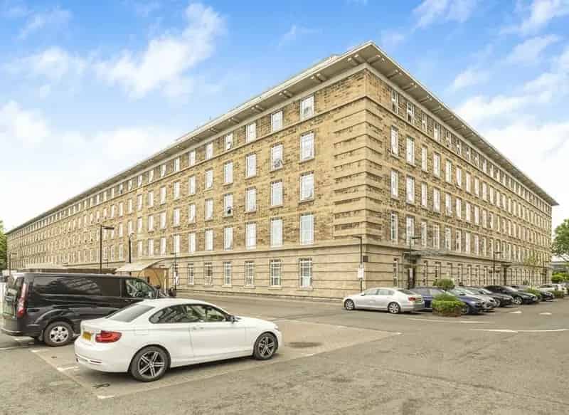 Two Bedroom Apartment in Bromyard House London