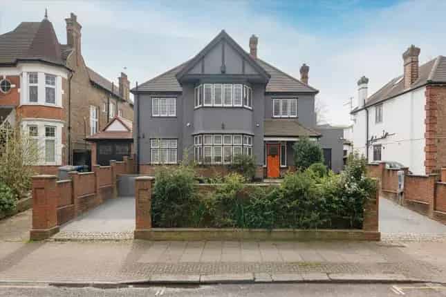 Detached House for Sale in Brondesbury Park London NW2