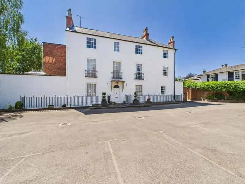2 Bedroom Penthouse Apartment for Sale in Cheltenham
