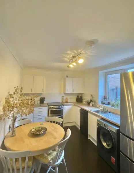 Spacious Semi Detached House Near Hainault Forest Ample Parking