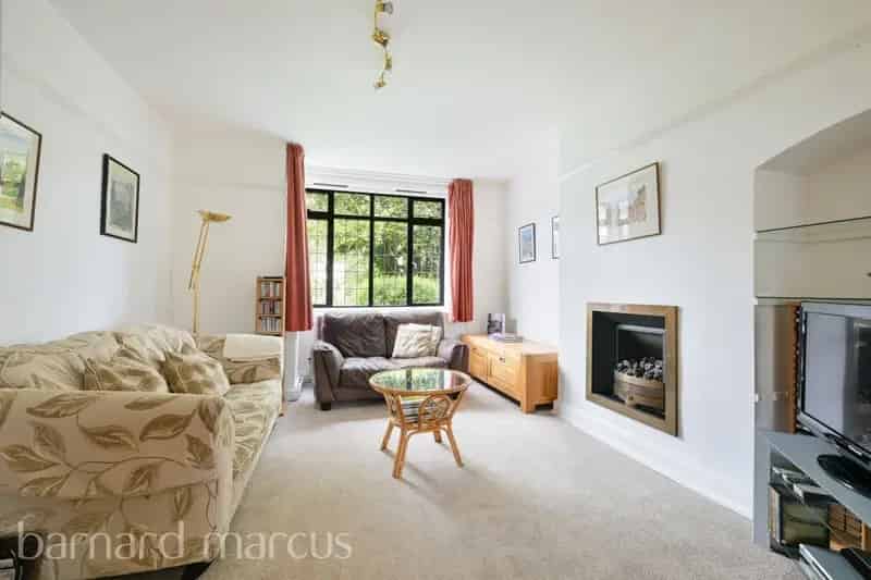 Spacious 4-Bedroom House in Epsom Hookfield