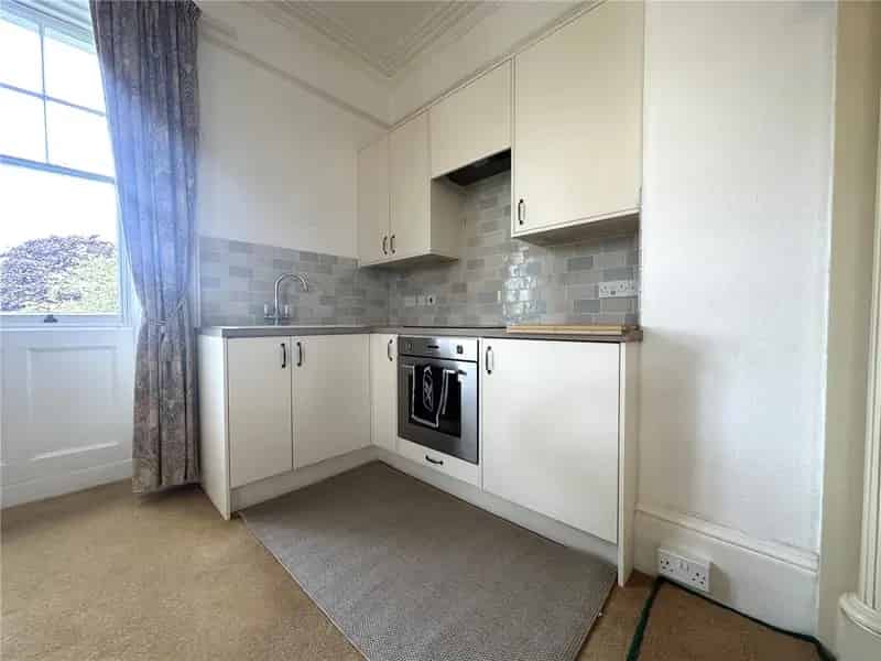 2 Bedroom Flat Exeter St Leonards Allocated Parking