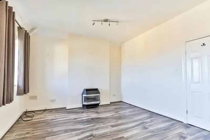 1 Bedroom Semi Detached Flat for Sale Scarborough