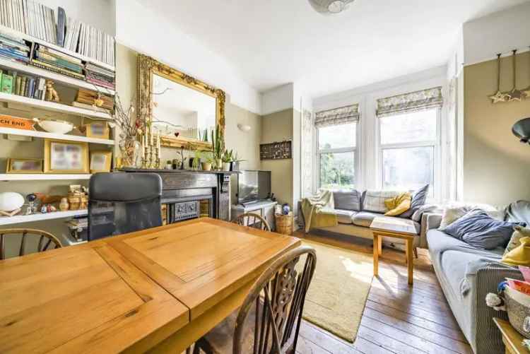 Flat For Sale in London, England