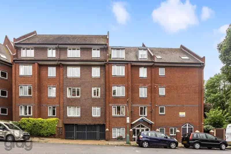 2 Bedroom Retirement Flat for Sale in Hove