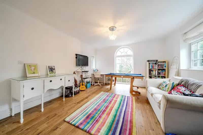 Five Bedroom Detached House with 150ft Garden Near Mainline Station