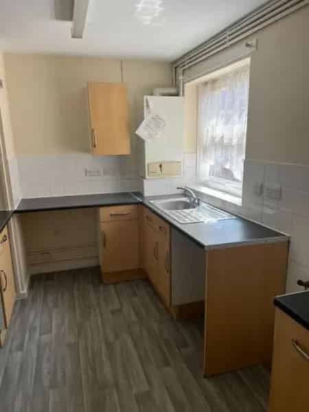 Large 2 Bed Ground Floor Apartment Near Forest Hill Station
