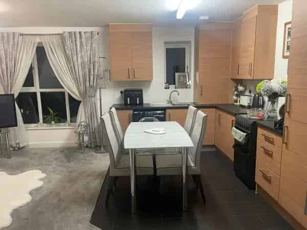 Large 2 Bedroom Flat with Parking and Communal Garden