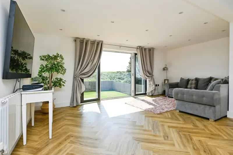 Idyllic Riverbank Home Family Detached 4 Beds 3 Baths