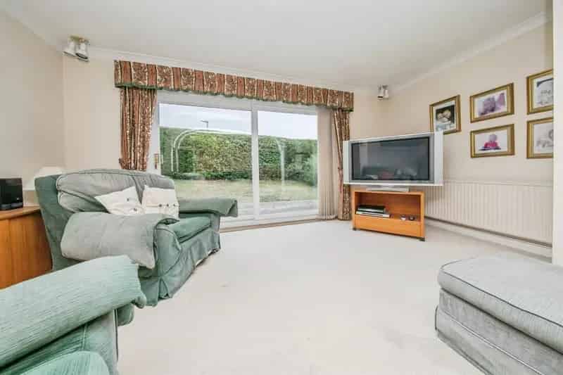 5 Bed Family Home with Garage and Parking