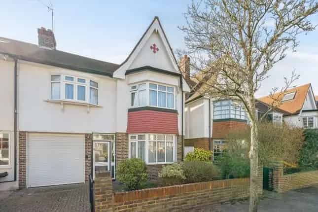 Semi Detached House for Sale in London SW18