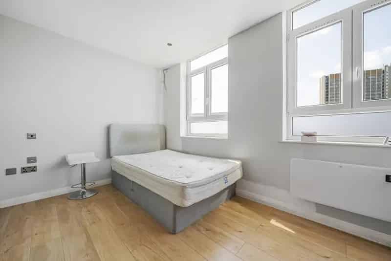 Modern Lewisham Studio Apartment Near High Street and Station