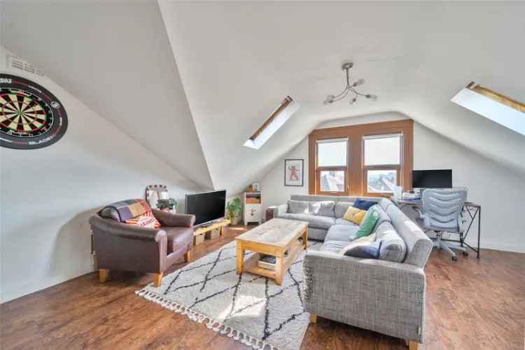 2 Bedroom Victorian Apartment with Roof Terrace near Wandsworth Common