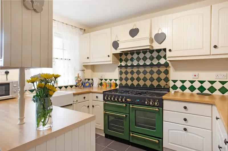 3 Bedroom Terraced House for Sale in Popular Village