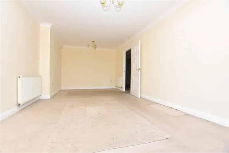 One-Bedroom Apartment Near Morley Centre