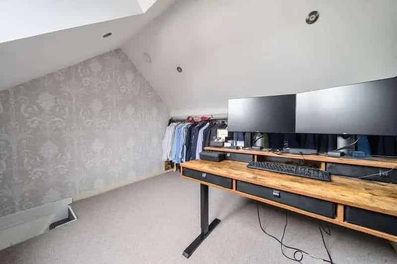 2 Bed House for Sale with Garden and Garage