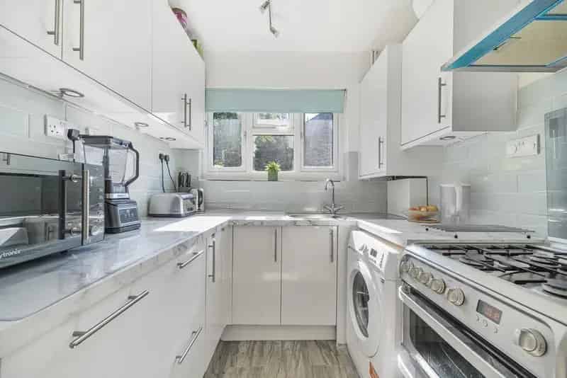 Two Bedroom Flat Near One Tree Hill with Garden and Garage