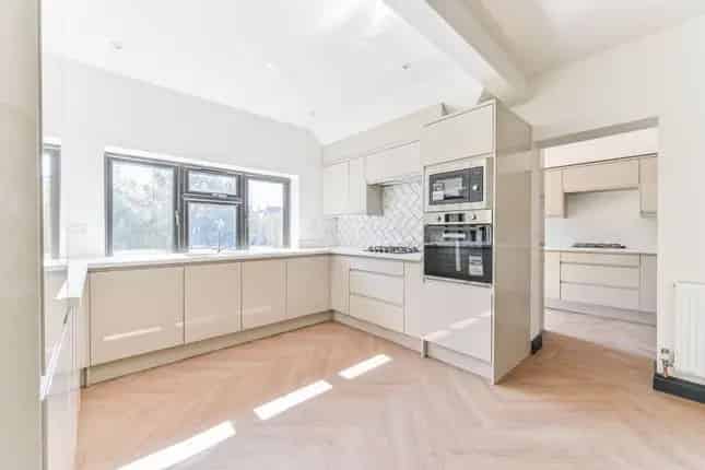 4 Bedroom Bungalow for Sale in Webb Estate Purley CR8