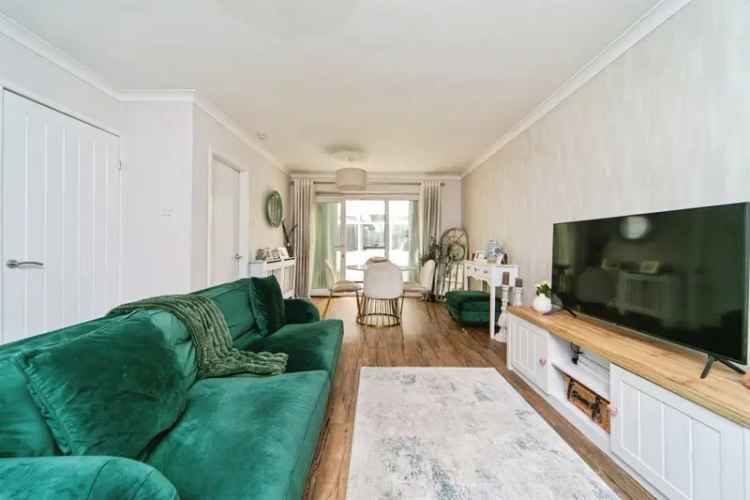 Spacious 3-Bed House Near Schools and Transport