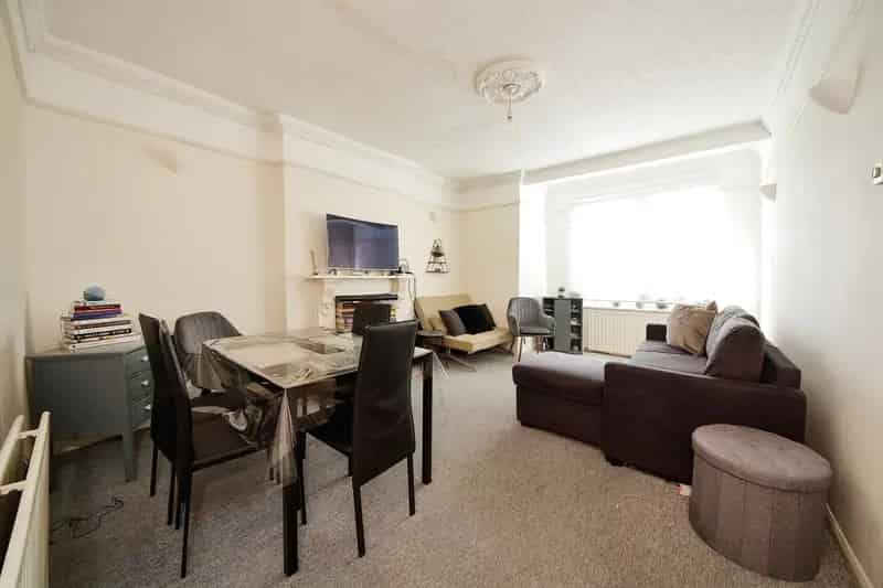 Leytonstone 1 Bed Flat Near Central Line - Cash Buyers