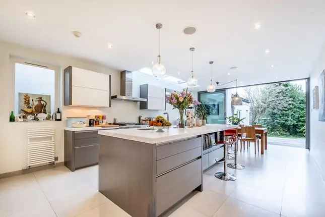 6 Bedroom Semi-Detached House for Sale in London