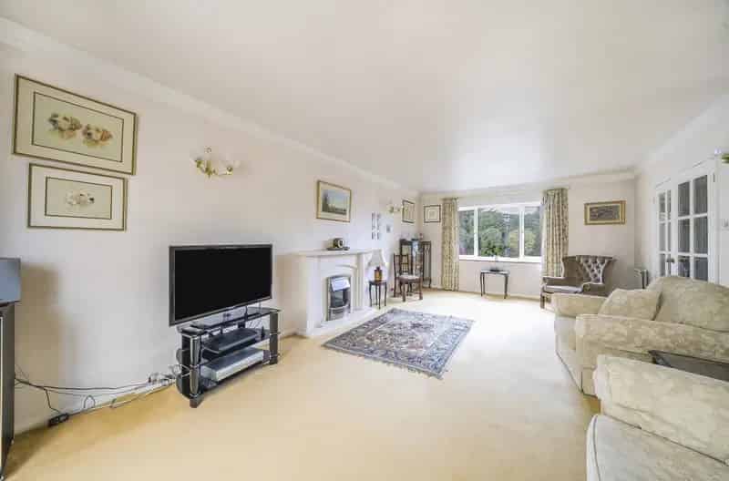 4 Bedroom Detached House Near Farnborough Station