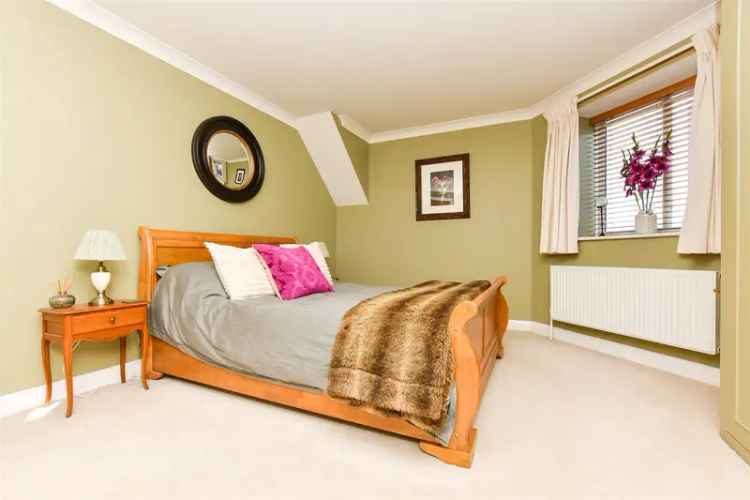 2 Bedroom Maisonette for Sale near Dorking High Street