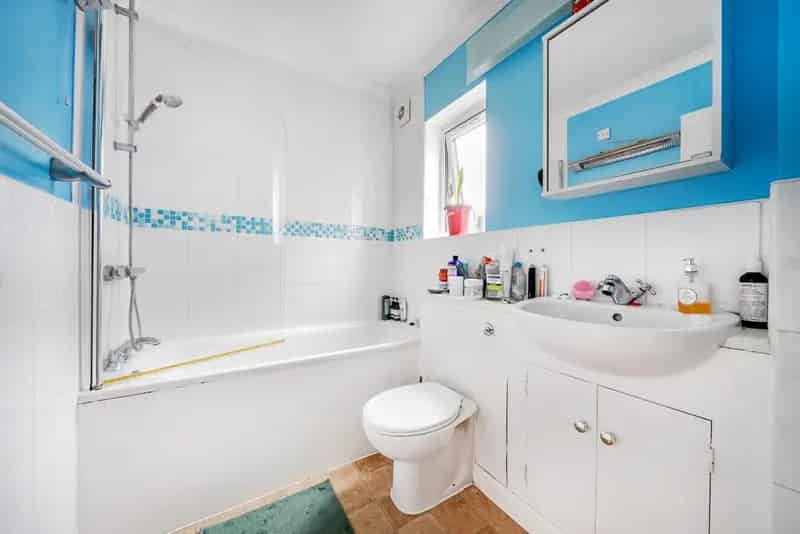 Bright Top Floor Studio Apartment
