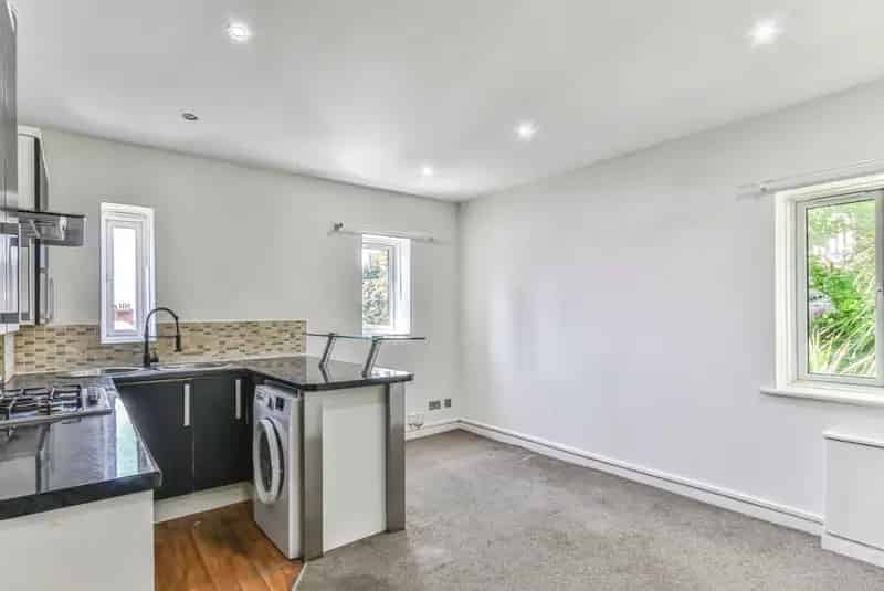 2 Bedroom Flat for Sale near Boscombe Pier with Large Roof Terrace