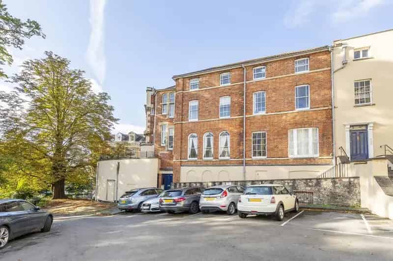 2 Bedroom Flat to Rent in Clifton