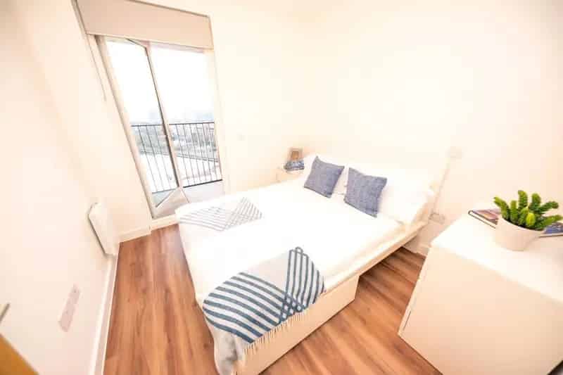 2 Bedroom Flat Salford Quays Available January