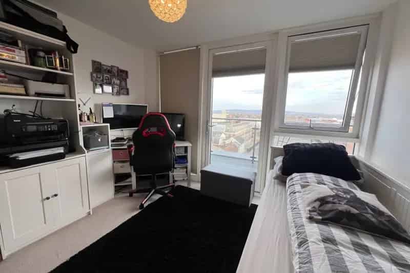 Three Double Bedroom Penthouse Aylesbury Town Centre