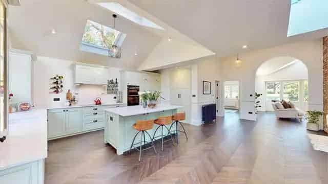 Contemporary Detached Home with One-Acre Plot and Double Garage