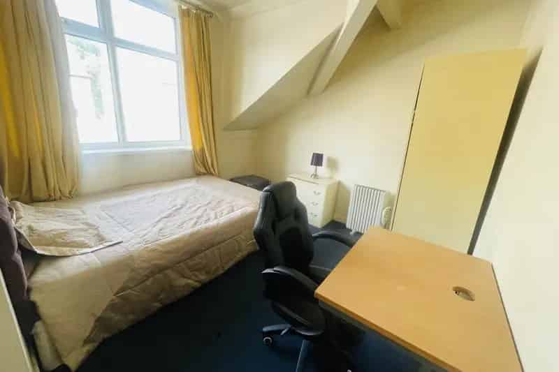 All Bills Included Studio Apartment with Parking Near Huddersfield Town Centre