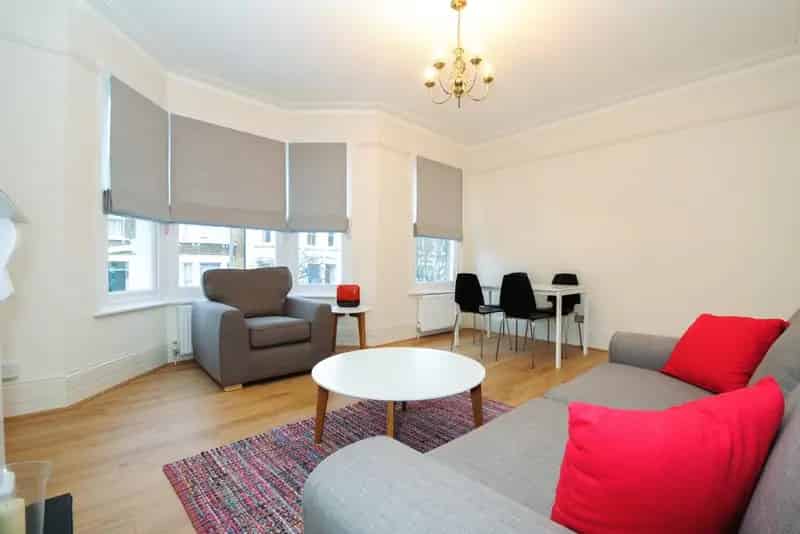 Top Floor Brockley Flat to Rent Near Shops and Transport