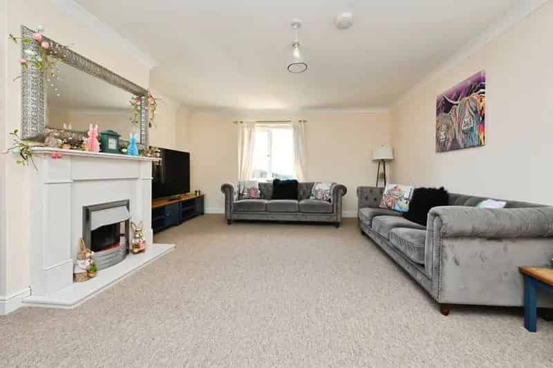 Five Bedroom Detached House with Garden and Zero Deposit Guarantee
