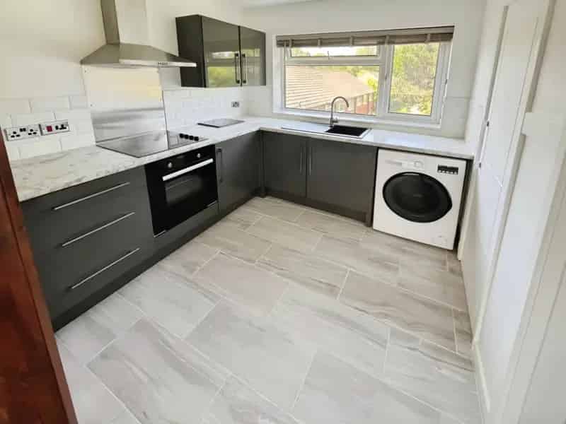 2 Bedroom Flat for Sale - New Roof, Extended Lease, No Chain